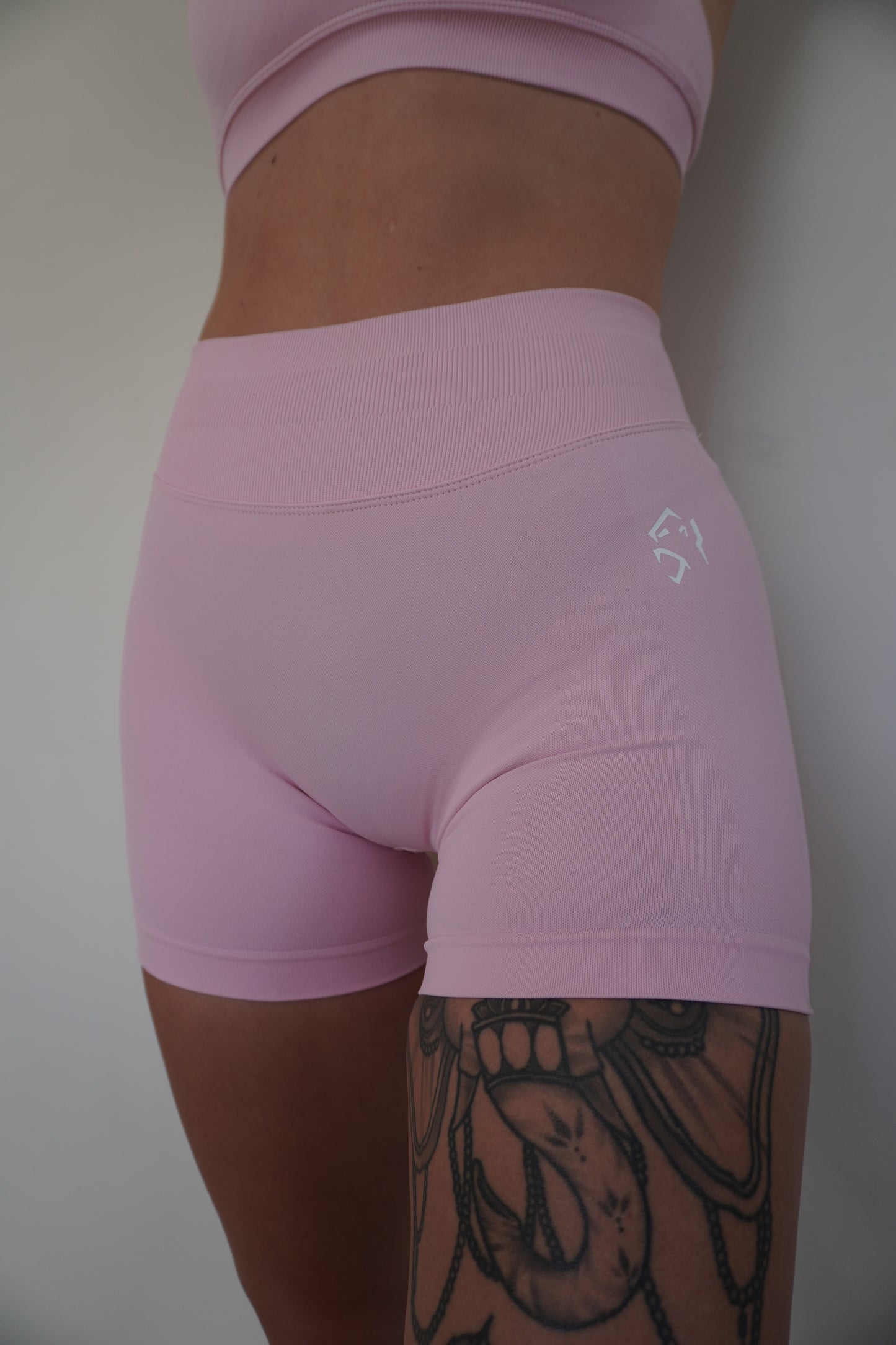 OASIS SEAMLESS SCRUNCH SHORTS - GUAVA
