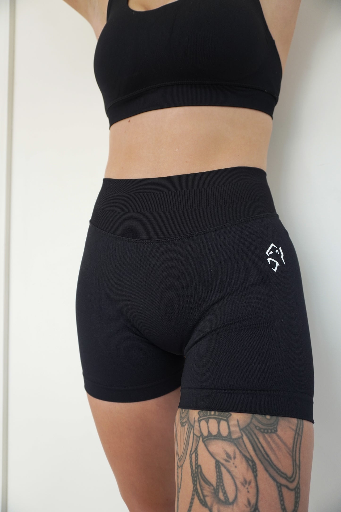 OASIS SEAMLESS SCRUNCH SHORTS - BLACK