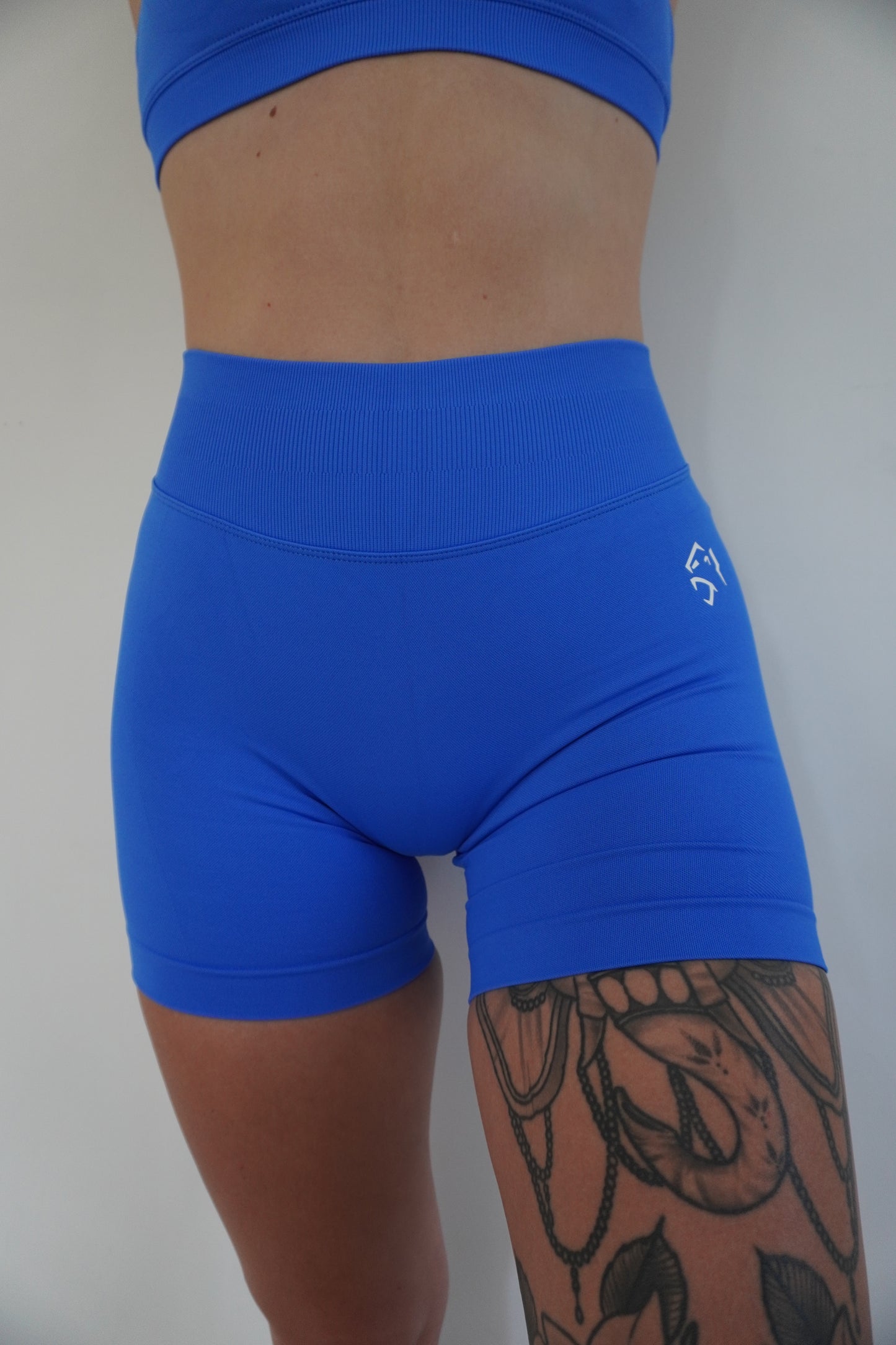 OASIS SEAMLESS SCRUNCH SHORTS - ELECTRIC BLUE