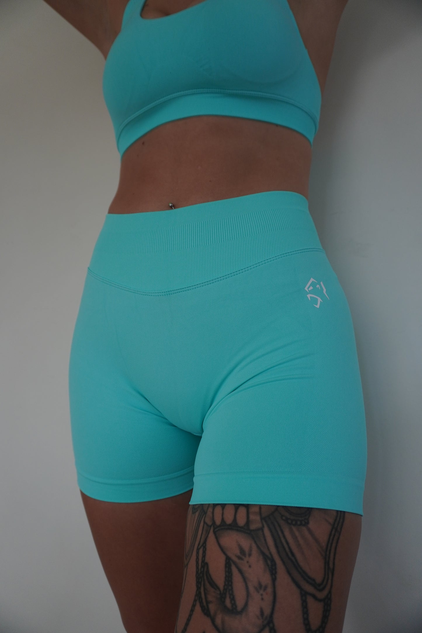 OASIS SEAMLESS SCRUNCH SHORTS - AQUA